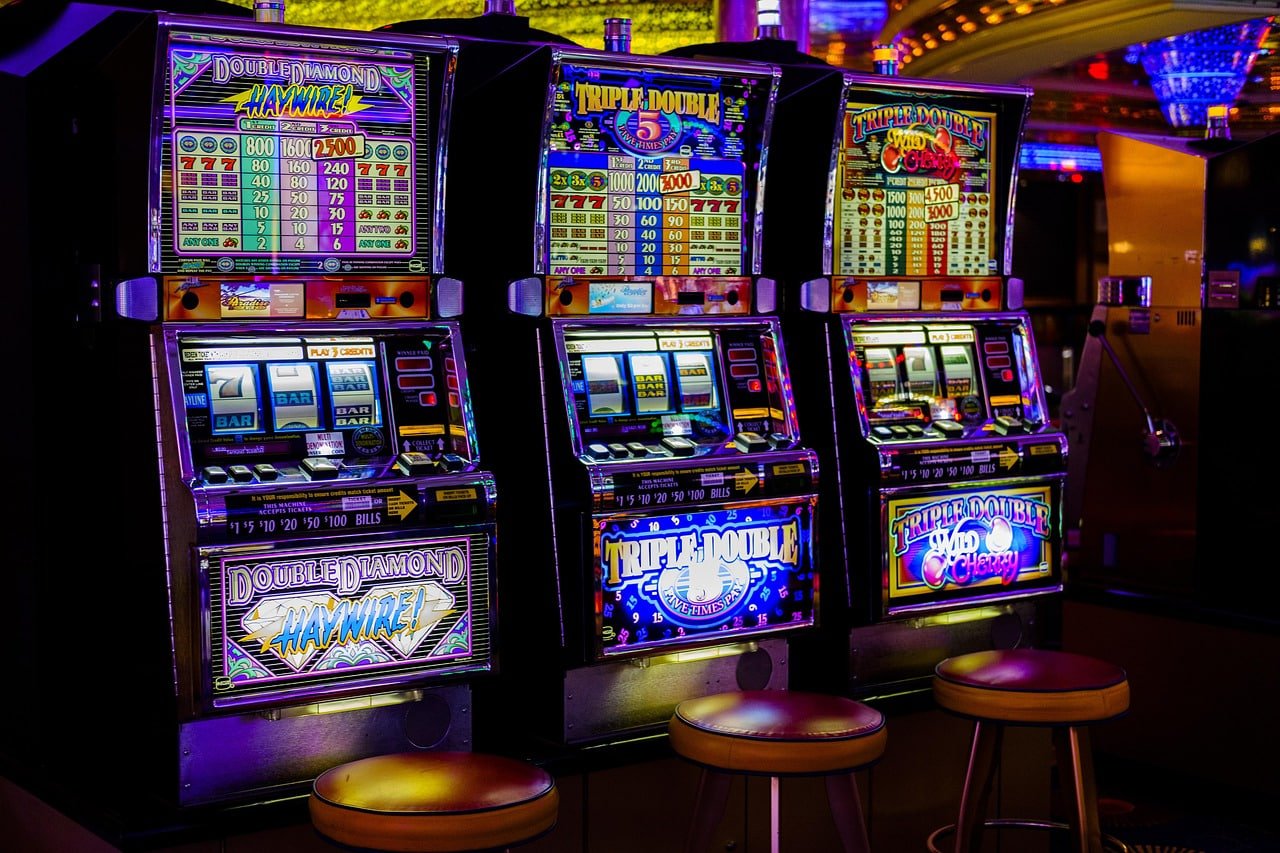 Tampilan slot permainan Aviator dan Sweet Bonanza di platform kera303